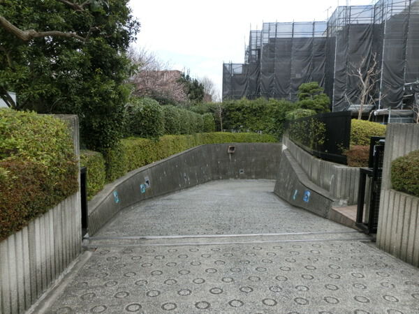 【ノブレスヌーブ横浜山手１‐】駐車場入り口