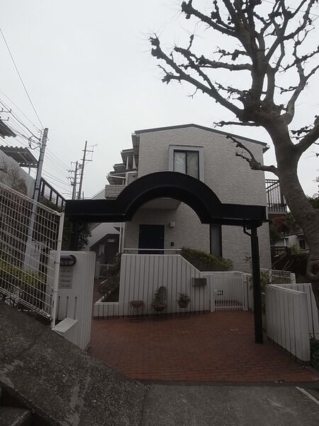【パーク・ハイム南山手】マンションエントランス前