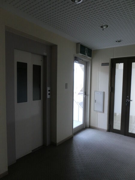 【ベイツ本牧】エレベーターホール