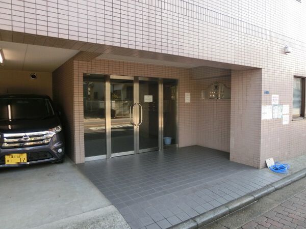 【マイキャッスル本牧三溪園】マンションエントランス前