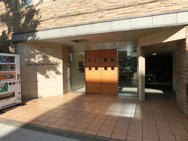 【ライオンズグローベル本牧】マンションエントランス前アプローチ