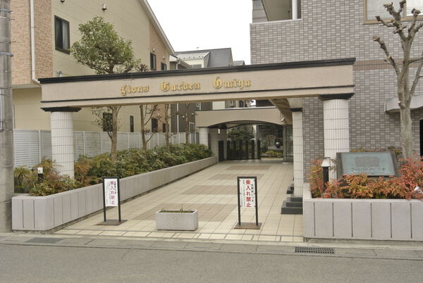 【ライオンズガーデン大宮】エントランスへのアプローチ