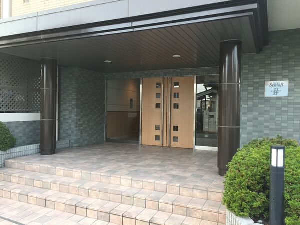 【シュロス川口壱番館】マンションエントランス