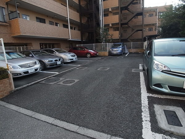 【ライオンズマンション川口飯原町】駐車場
