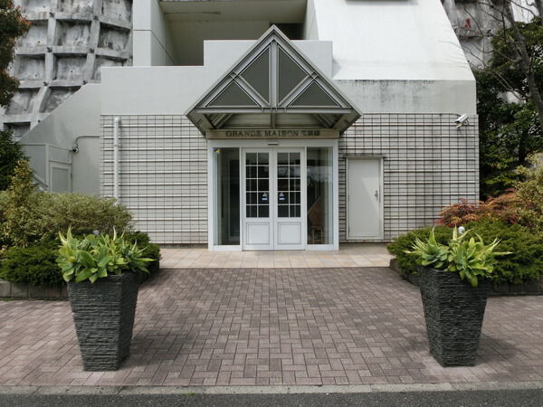 【グランドメゾン三渓園】マンションエントランス前アプローチ