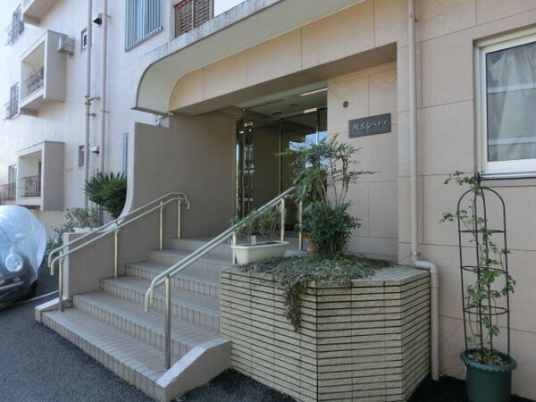 【根岸台ハイツ】マンションエントランス前