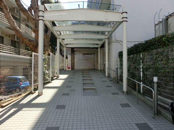 【根岸台ハイホーム】マンションエントランス前アプローチ