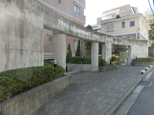 【藤和南山手ホームズ】マンションエントランス前