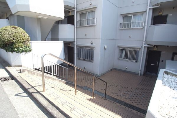 【ニックハイム横浜港南台】エントランス外観 【ニックハイム横浜港南台】エントランス外観