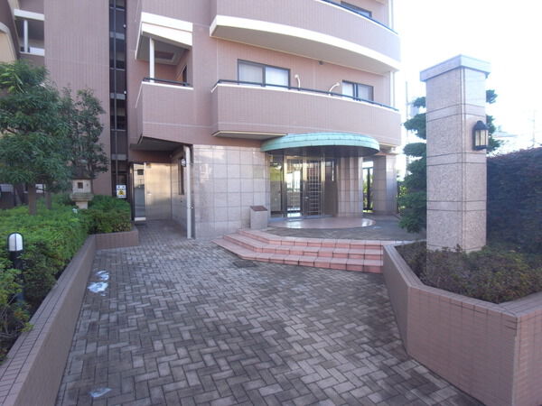 【ガーデンヒルズ鳩ヶ谷】エントランスアプローチ 【ガーデンヒルズ鳩ヶ谷】エントランスアプローチ