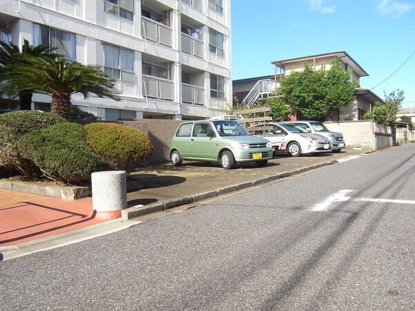 【柏コーポラス】駐車場