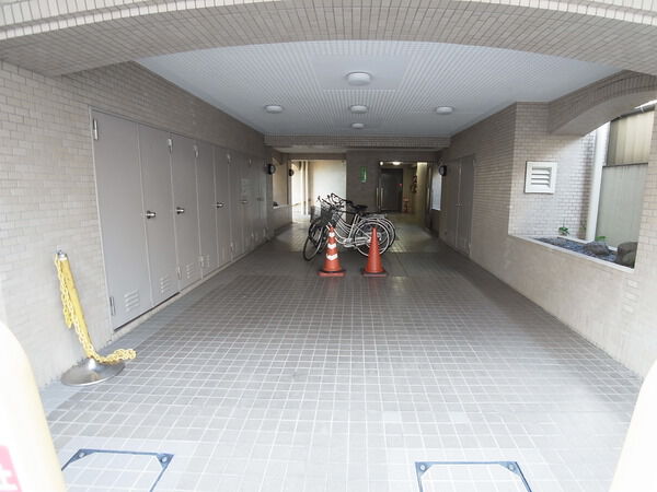 【ワコー板橋マンション】エントランスアプローチ 【ワコー板橋マンション】エントランスアプローチ