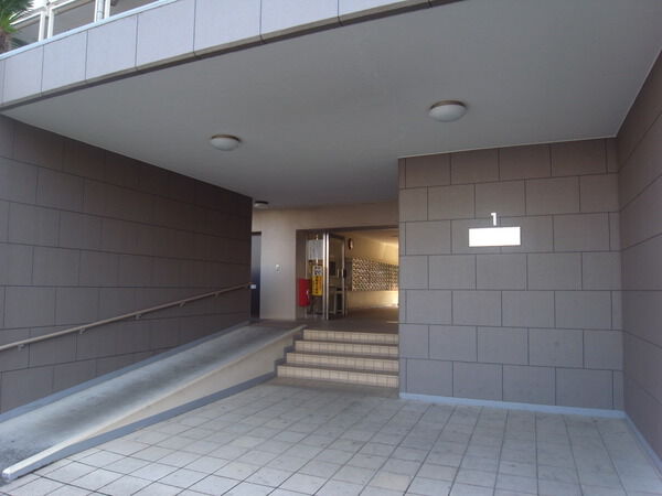【根岸ハイツ】エントランス