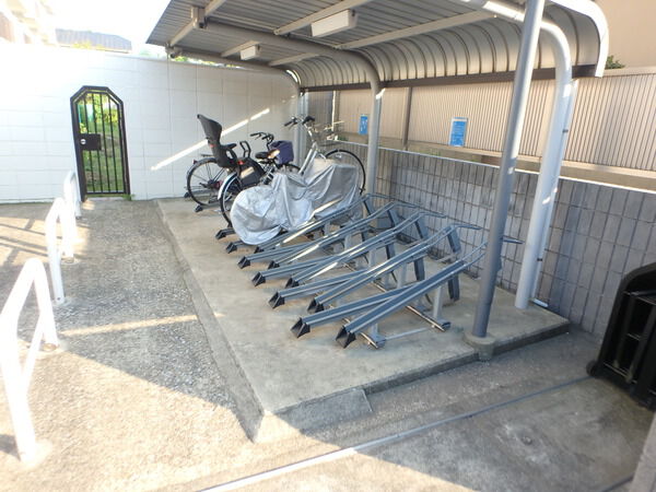 【ハッコー稲毛マンション】駐輪場