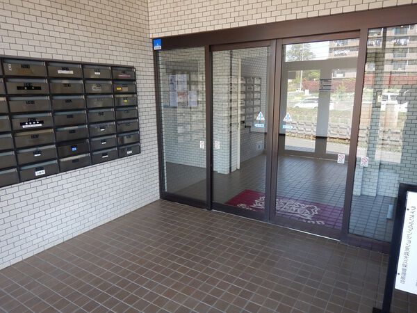 【ライオンズマンション京成大久保】マンションエントランス
