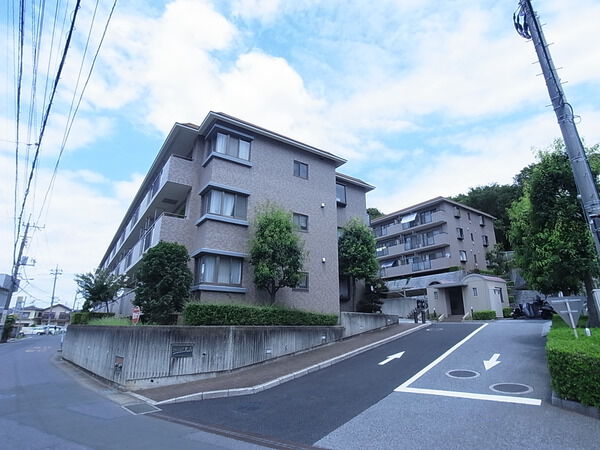 【スカイヒルズ丸山】建物外観&前面道路 【スカイヒルズ丸山】建物外観&前面道路