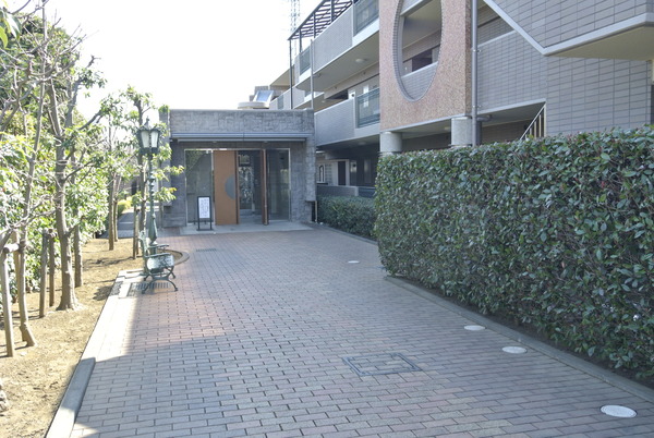 【大宮寿能パークヒルズ】エントランスへのアプローチ 【大宮寿能パークヒルズ】エントランスへのアプローチ