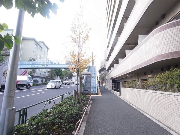 【クレアシオン目白通り】前面道路 【クレアシオン目白通り】前面道路