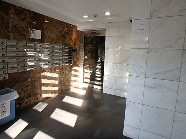 【スカイコート練馬壱番館】エントランスホール 【スカイコート練馬壱番館】エントランスホール