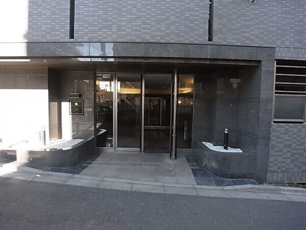 【ルーブル高田馬場弐番館】エントランス
