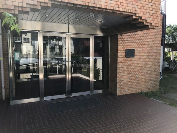 【ハイラーク深大寺】エントランス