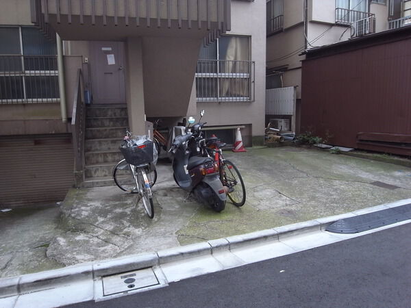 【村崎マンション】自転車置場