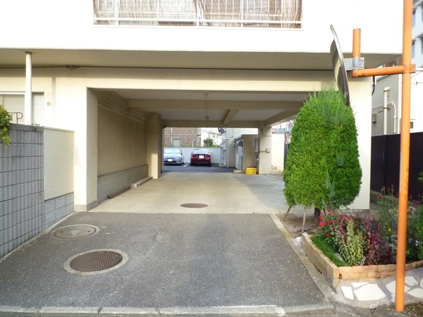 【シャルマンコーポ芦花公園】敷地内駐車場出入口 【シャルマンコーポ芦花公園】敷地内駐車場出入口