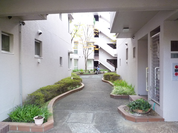 【ラルゴ芦花公園】中庭へ 【ラルゴ芦花公園】中庭へ