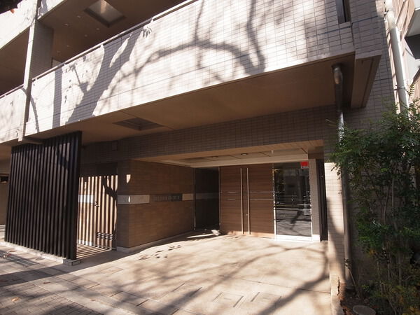 【ベルジュール府中Ⅱ】エントランス(外) 【ベルジュール府中Ⅱ】エントランス(外)