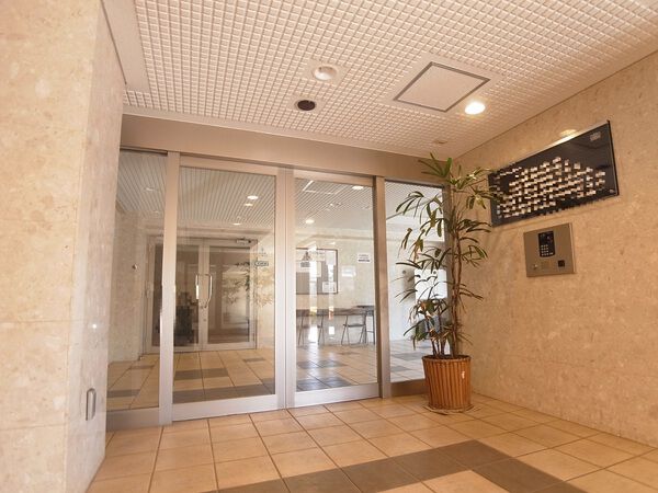 【ライオンズマンション府中新町】エントランス（内）