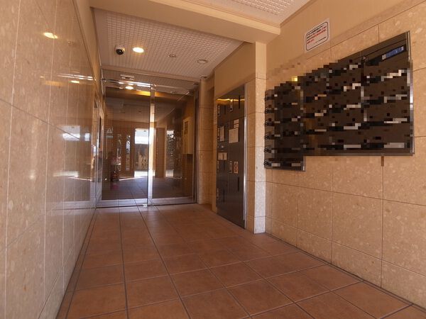 【レーヴステージ府中緑町】エントランス（内）