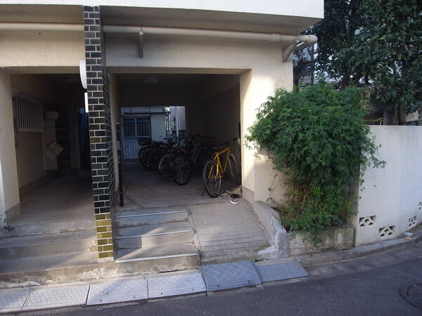 【北沢ハイム】自転車置場 【北沢ハイム】自転車置場