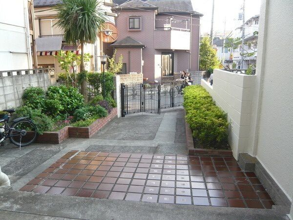 【経堂コーポラス】エントランス周辺