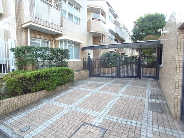 【ラシーヌ砧】エントランス