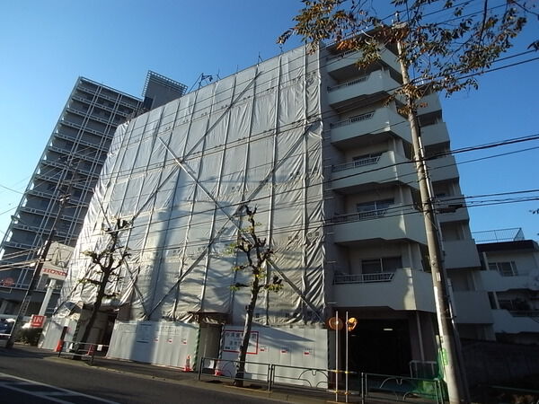 【ニックハイム砧】外観写真（耐震補強工事実施中）