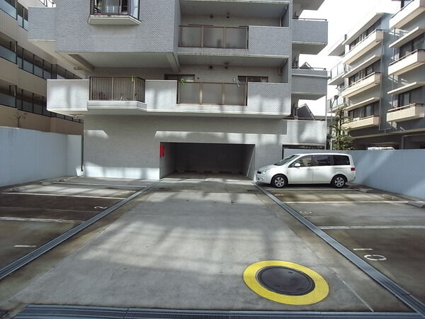 【グローリア初穂喜多見】駐車場