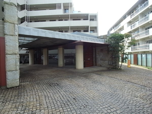 【ライオンズ喜多見ガーデンテラス】エントランス