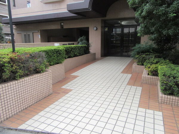 【メモアール柿の木坂】エントランスアプローチ 【メモアール柿の木坂】エントランスアプローチ