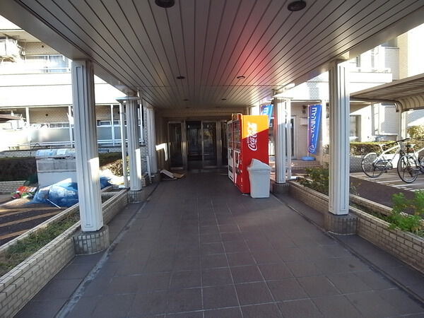 【ユースピア大倉山】エントランス 【ユースピア大倉山】エントランス