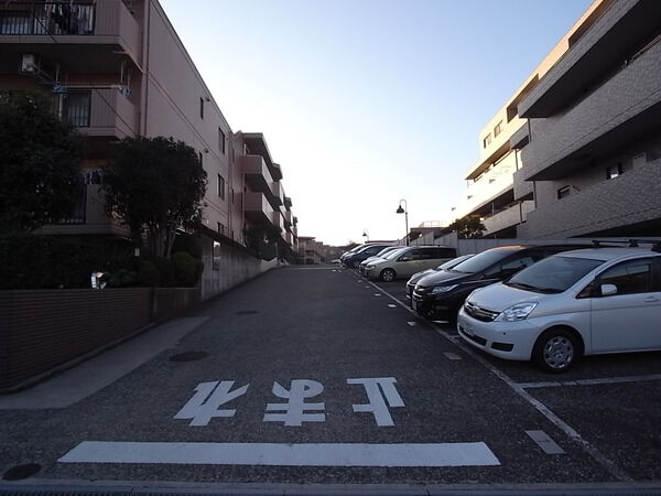 【大倉山ヒルズ】駐車場