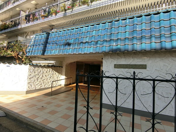 【秀和下丸子レジデンス】エントランス付近