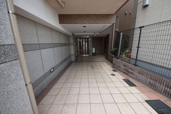 【ライフレビュー多摩川】外エントランス 【ライフレビュー多摩川】外エントランス