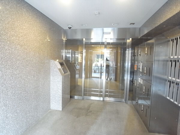 【ヴェルト三軒茶屋Ⅱ】エントランス