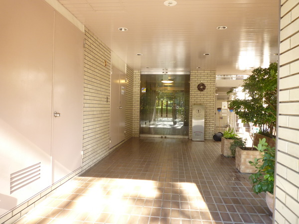 【グランドメゾン駒沢パーク】エントランス前