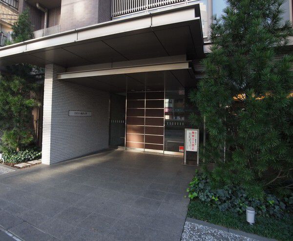 【クレヴィア駒沢大学】エントランス前