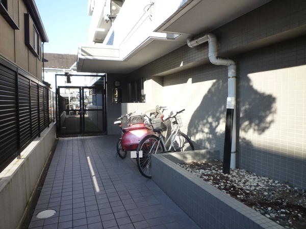 【ジェイパーク駒沢】エントランス前