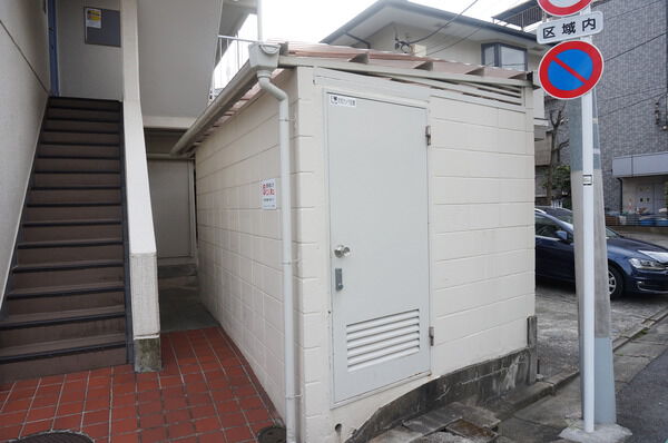 【弦巻オリンピックマンション】外階段 【弦巻オリンピックマンション】外階段