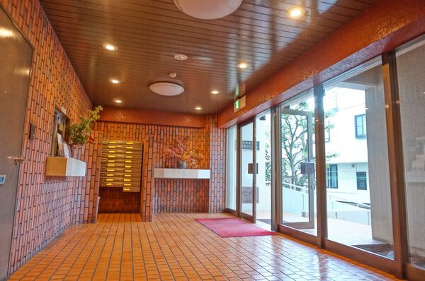 【日商岩井桜新町マンション】エントランスホール