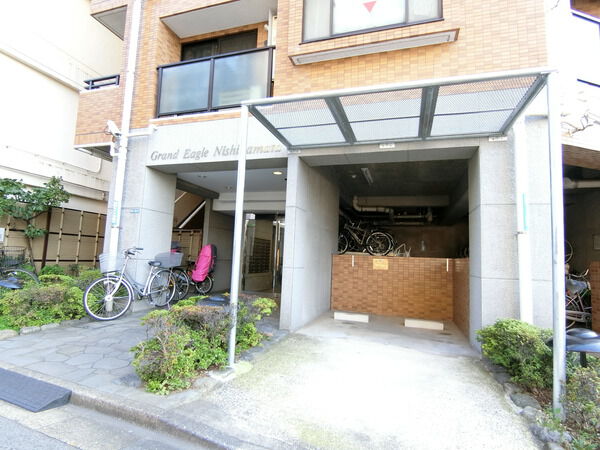 【グランイーグル西蒲田】エントランス付近