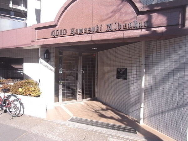 【クリオ川崎弐番館】エントランス前